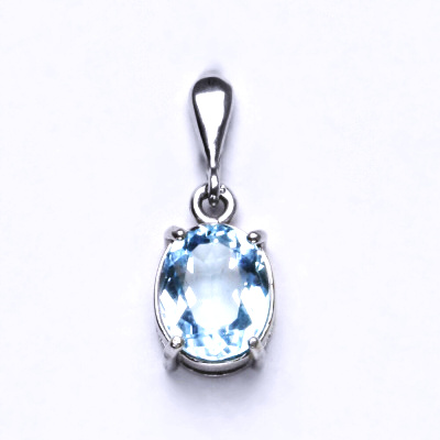 Zlatý přívěsek, bílé i žluté zlato, přírodní topaz sky 9x7 mm - P 1244