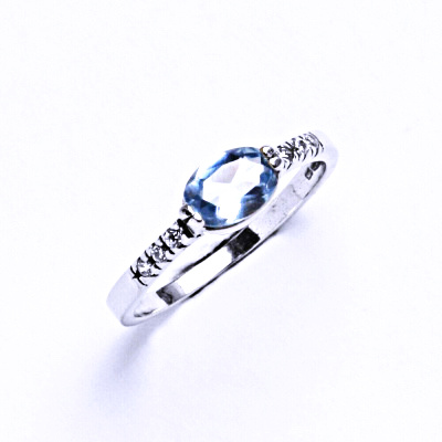 Zlatý prsten, bílé i žluté zlato, prstýnek s čirými zirkony a zirkon akvamarin - VR 237