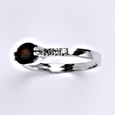 Zlatý prsten,přírodní granát, bílé zlato 14 ct, 2,20 g VR 237