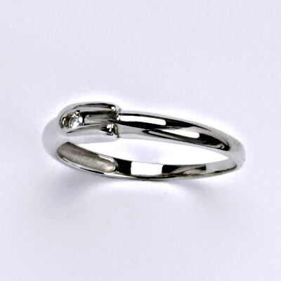 Zlatý prsten s briliantem (diamantem), bílé zlato 14 kt, VR 283