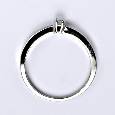 Zlatý prsten s briliantem (diamant), bílé zlato 14 kt, VR 321